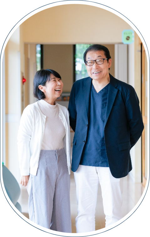 園舎の前に立つ理事長と園長