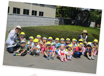 園児と先生たちの集合写真
